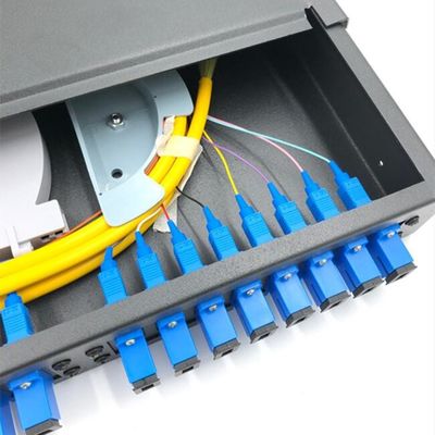 SC LC de la base de la fibra óptica 19&quot; 24 del panel de remiendo del soporte de estante 1U con las bandejas del empalme